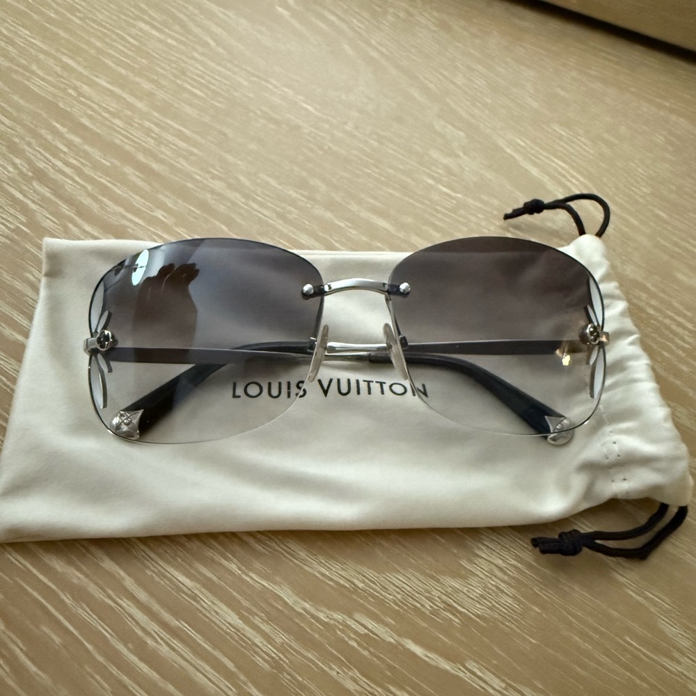 Louis Vuitton Lily sunglasses in silver and gray rimless